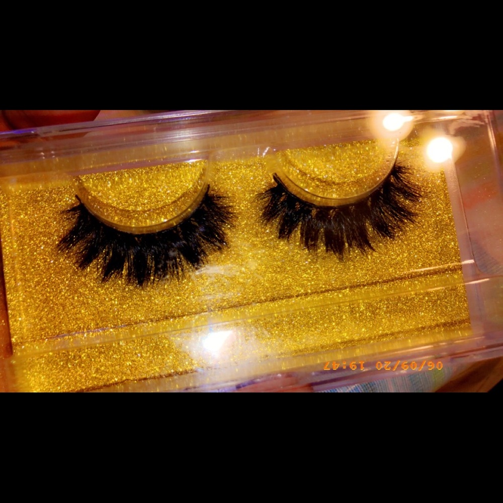 Lashes - Picture 2 of 11
